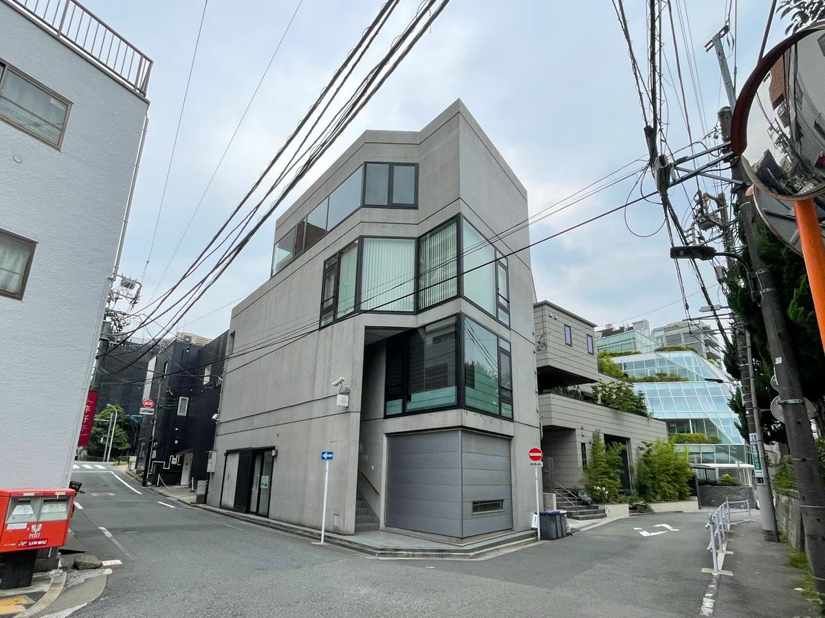 港区南麻布の賃貸物件/外観。広尾の雰囲気も西麻布の雰囲気も兼ね揃えた、静かな立地