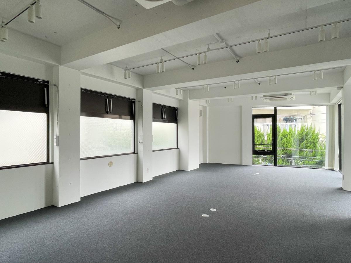 港区南麻布の賃貸物件/窓が多く、ふわりと光で満たされた室内