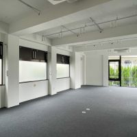 港区南麻布の賃貸物件/窓が多く、ふわりと光で満たされた室内