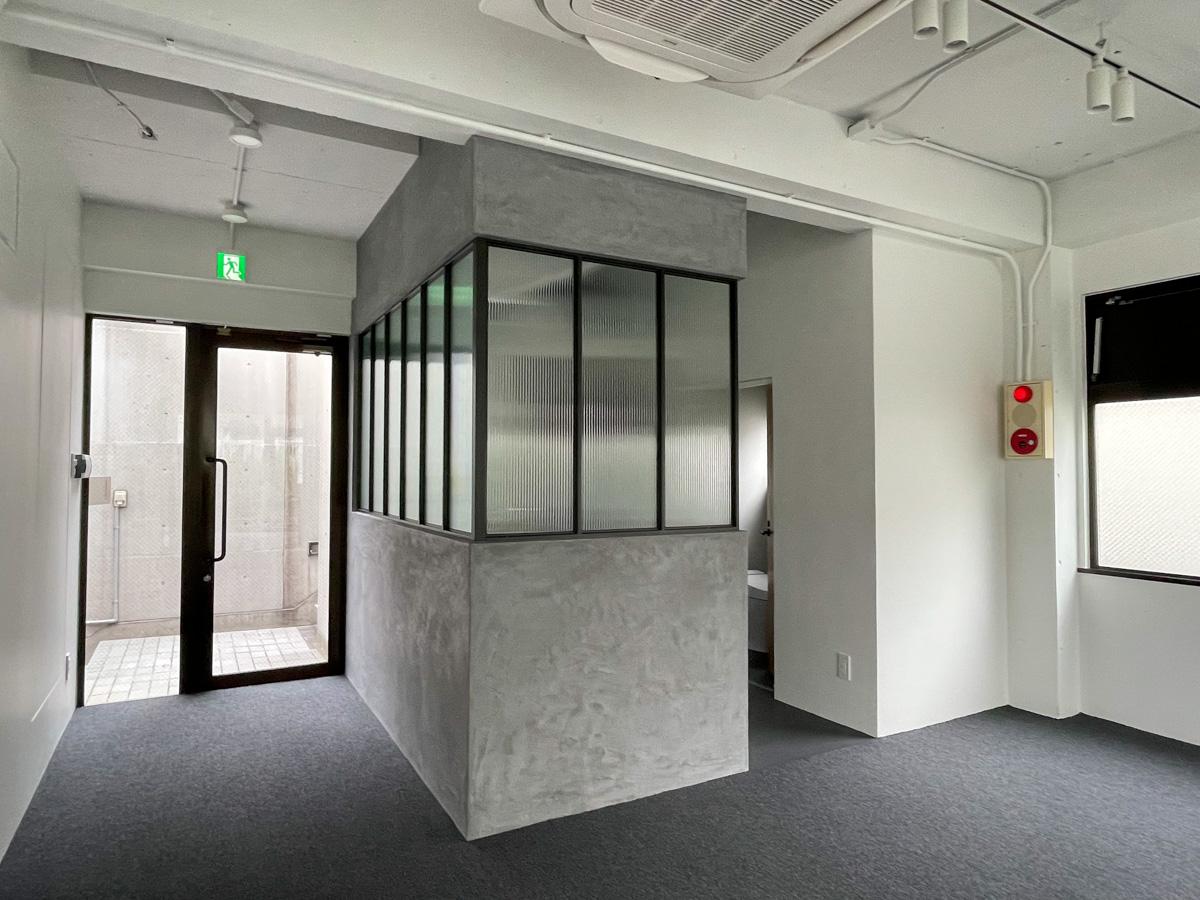 港区南麻布の賃貸物件/モルタルで化粧されたキッチンや水回り