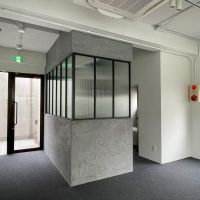 港区南麻布の賃貸物件/モルタルで化粧されたキッチンや水回り