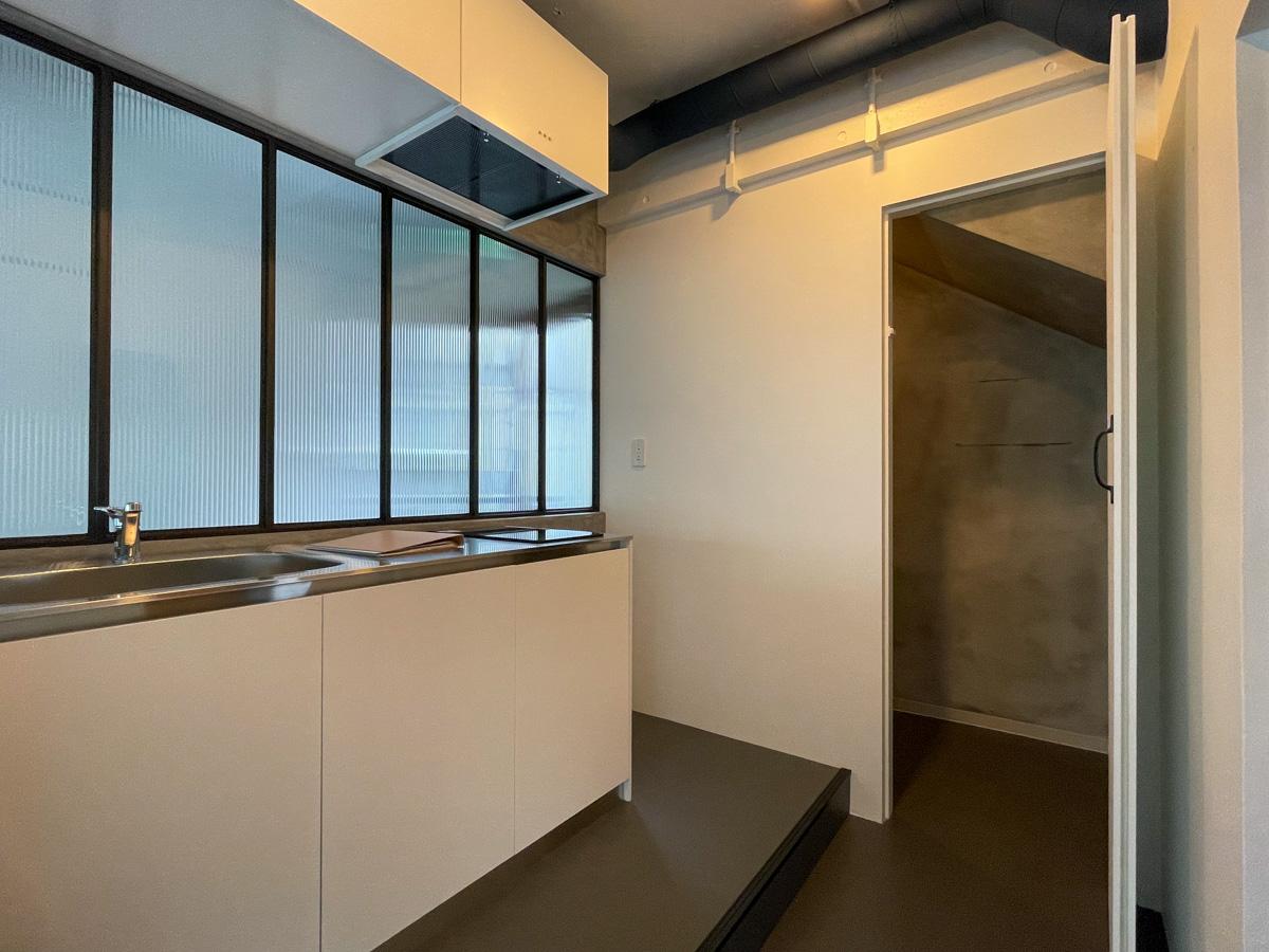 港区南麻布の賃貸物件/キッチンの奥に物置