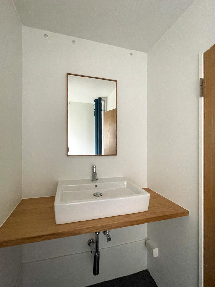 港区南麻布の賃貸物件/トイレ内にはワイドな洗面台