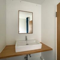 港区南麻布の賃貸物件/トイレ内にはワイドな洗面台