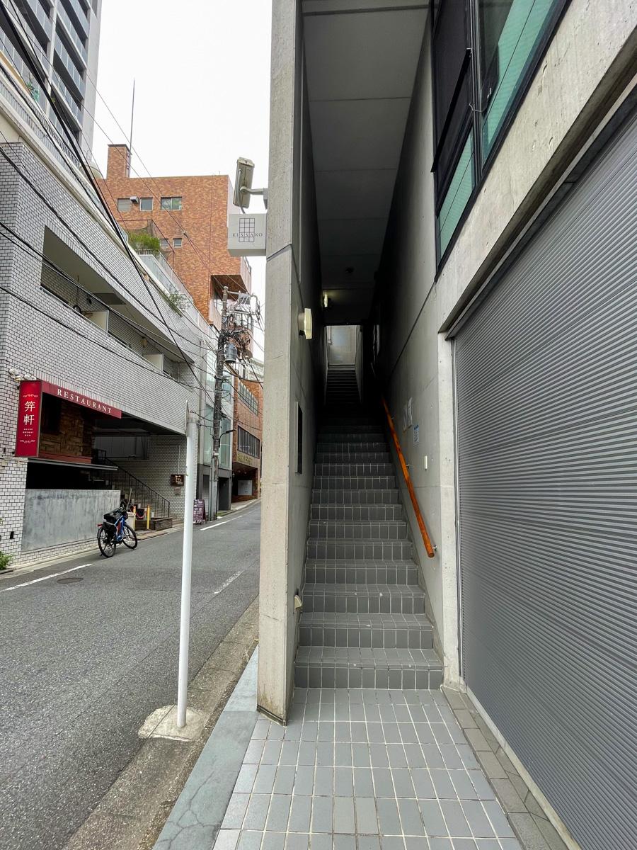 港区南麻布の賃貸物件/3階までは階段のみ