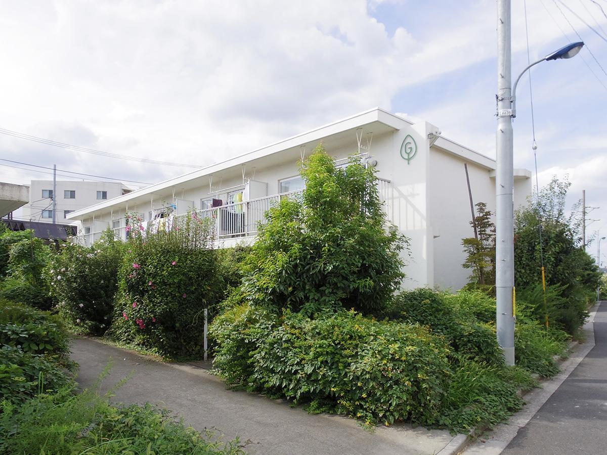 北区中里の賃貸物件/戸建て感覚の2階建てテラスハウス。植栽は手入れ前のためモッサリしている状態