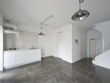 北区中里の賃貸物件/クールなリビングとつながる庭