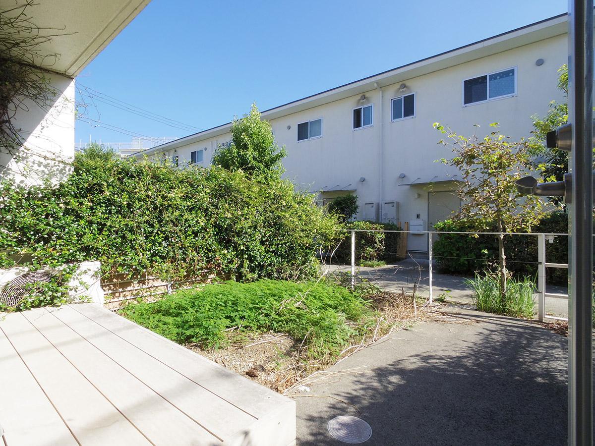 北区中里の賃貸物件/参考写真：リビングから出られる広々とした専用庭