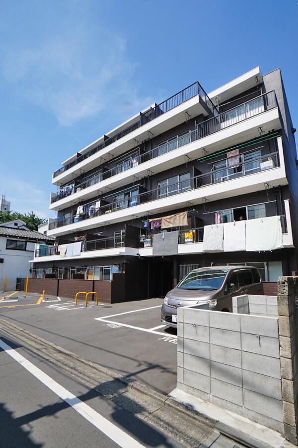 豊島区南長崎の賃貸物件/外観。白とブラウンの色合いがいい感じ。家族で入居している方もいるので、晴れた日は洗濯物が多めです。