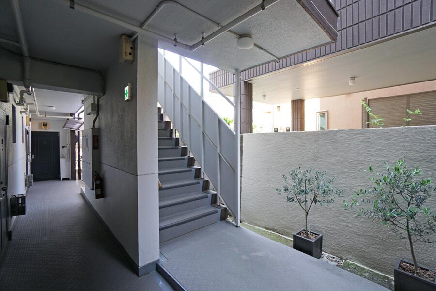 豊島区南長崎の賃貸物件/共用廊下と階段