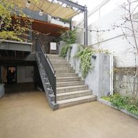渋谷区代官山町の賃貸物件/階段を上ってメインエントランスへ。もちろん1階にもエントランスがあります