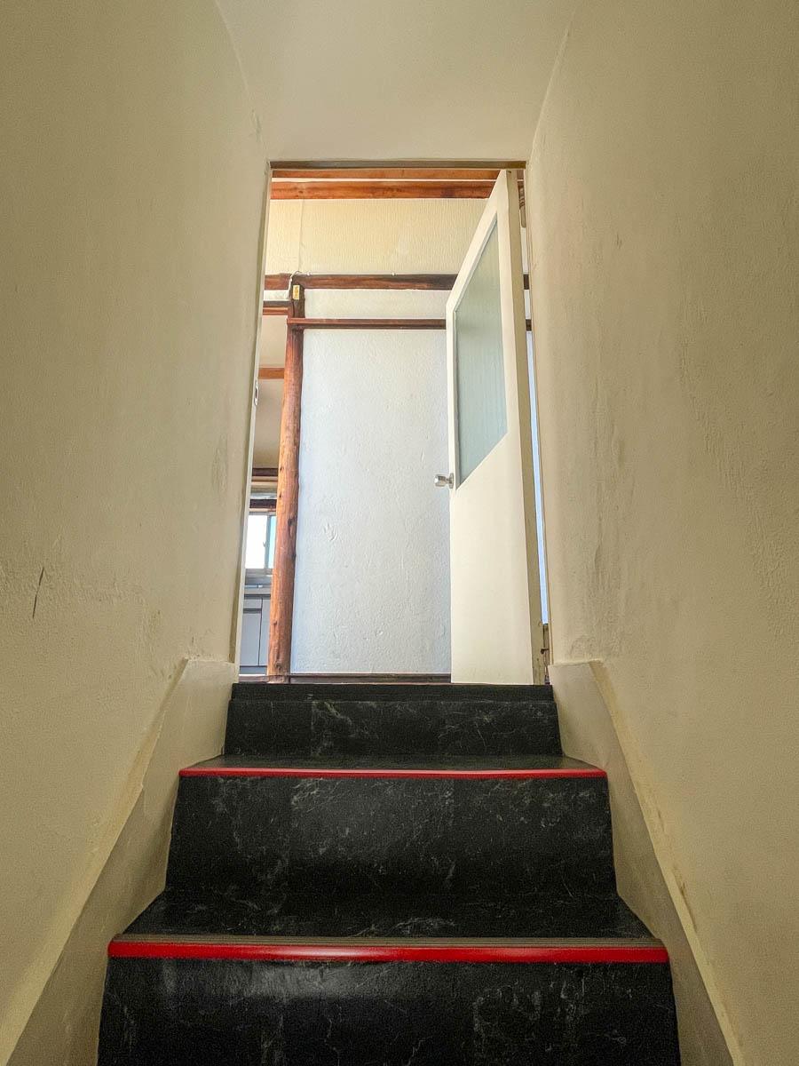 品川区西五反田の賃貸物件/階段で4階まで上がった先に今回のお部屋が待っています