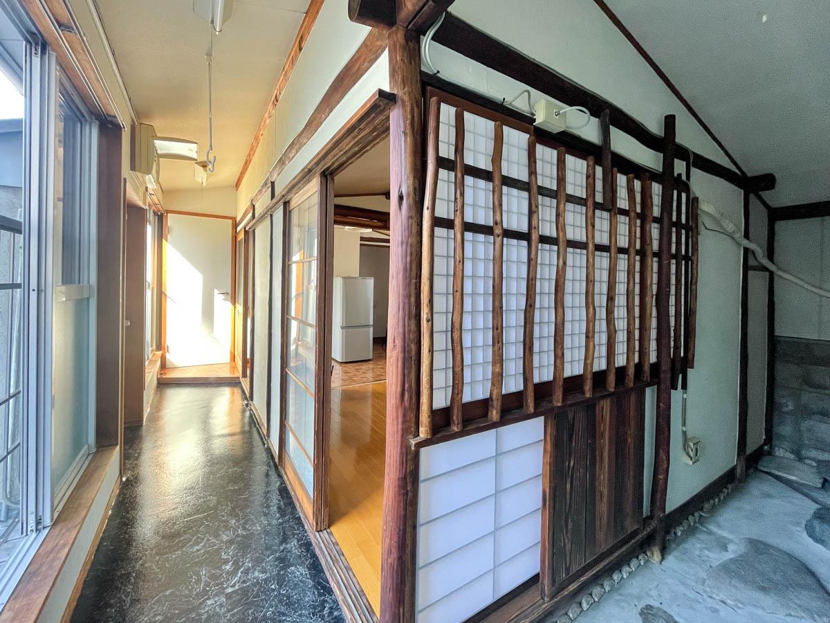 品川区西五反田の賃貸物件/居室をぐるりと囲むように縁側のような、土間のようなスペースがつくられている