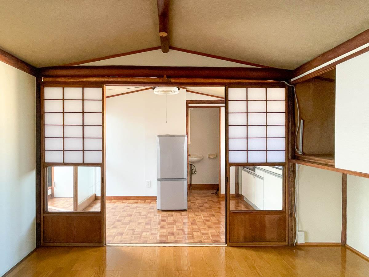品川区西五反田の賃貸物件/居室は天井が少し低め。引き戸を開けると隣がキッチンスペース（冷蔵庫は撤去済み）