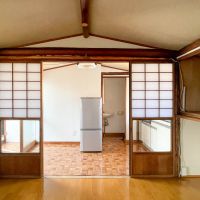 品川区西五反田の賃貸物件/居室は天井が少し低め。引き戸を開けると隣がキッチンスペース（冷蔵庫は撤去済み）