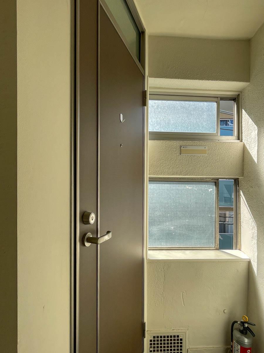 品川区西五反田の賃貸物件/3階にある、この扉からが専有部分