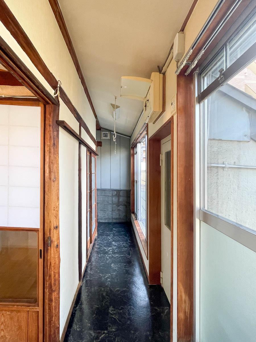 品川区西五反田の賃貸物件/縁側のような、土間のような廊下。前の借主さんはここで木工作業をしたりしていたそう！