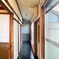 品川区西五反田の賃貸物件/縁側のような、土間のような廊下。前の借主さんはここで木工作業をしたりしていたそう！