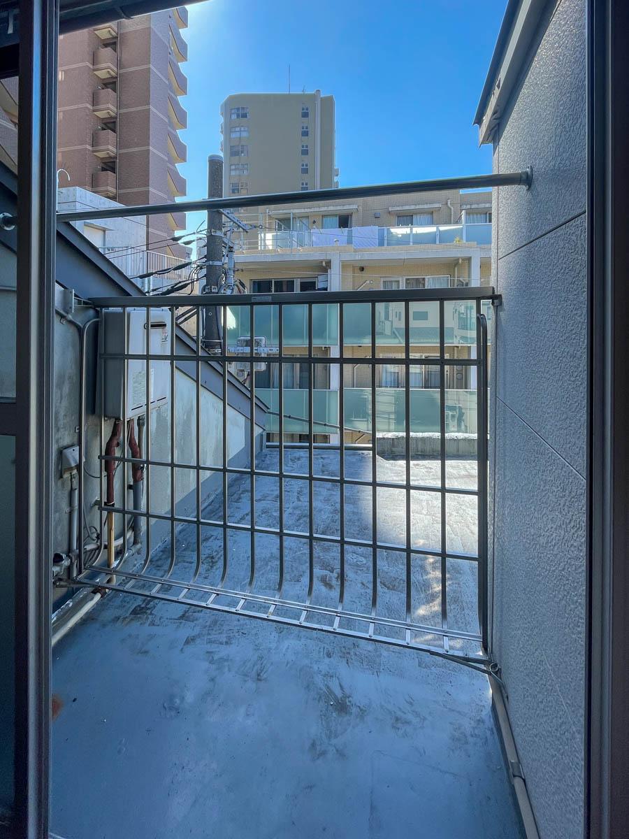 品川区西五反田の賃貸物件/バルコニー。フェンスのところまで出られ、洗濯物が干せる