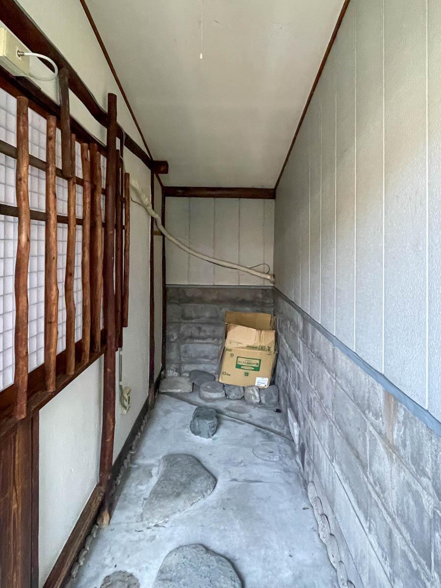 品川区西五反田の賃貸物件/縁側スペースの先。飛び石が配置されていて遊びのあるスペースとなっている。使うとしたら物置きスペースになる形でしょうか？