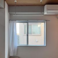 世田谷区駒沢の賃貸物件/南東の窓前に洗濯物干し竿　ベランダがないので室内干し必須です
