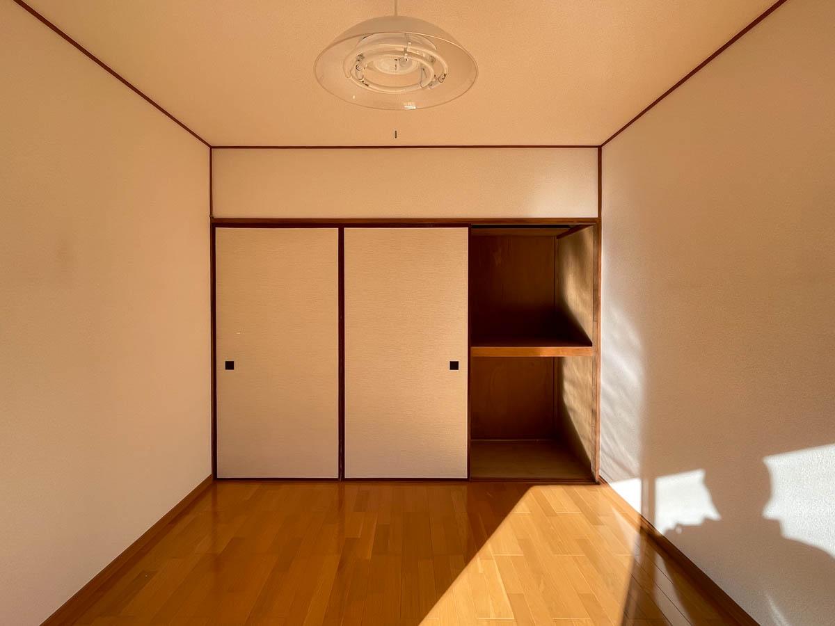 世田谷区桜丘の賃貸物件/西側の洋室。こちらも収納は押し入れ
