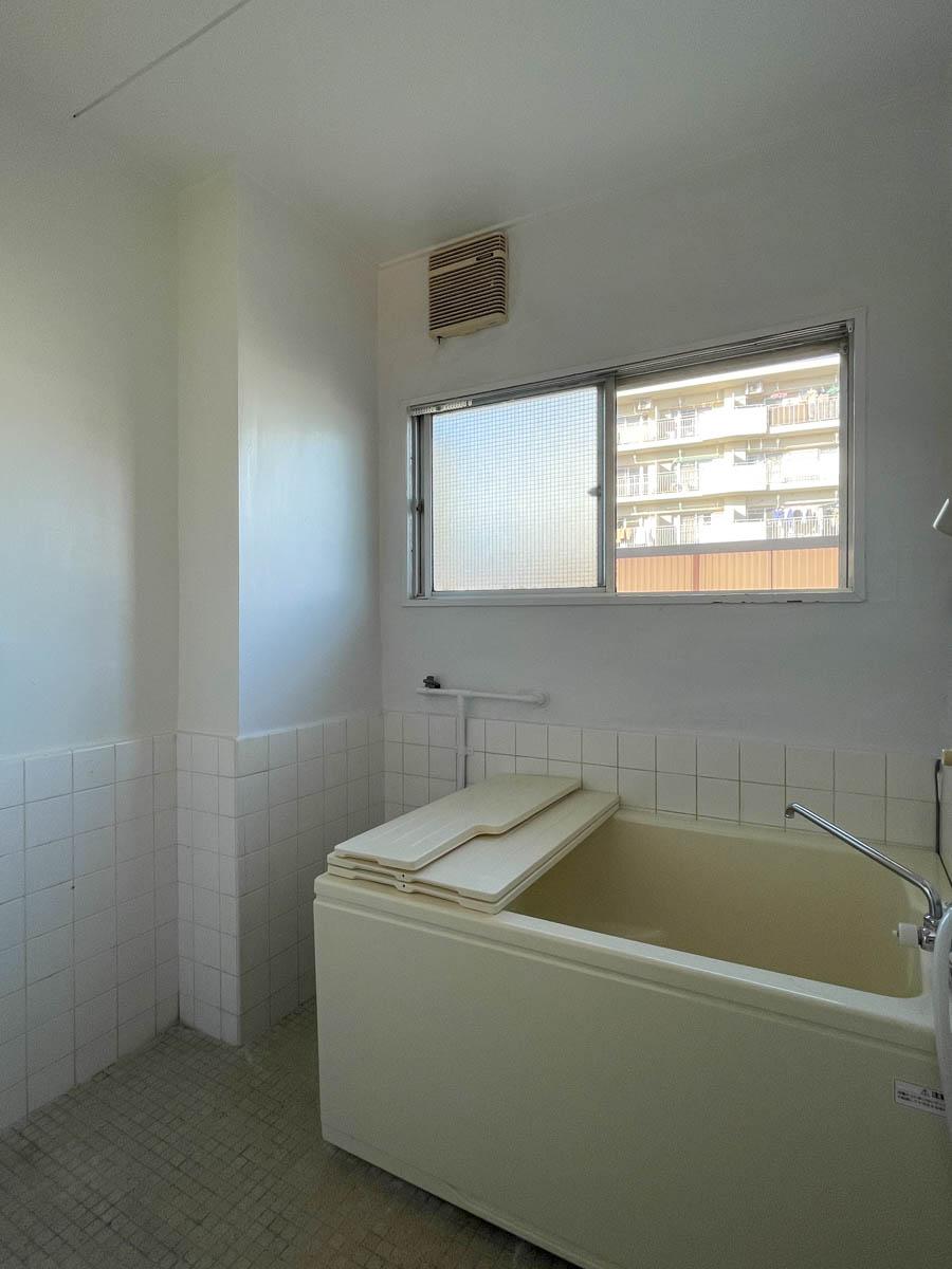世田谷区桜丘の賃貸物件/浴室。窓の外は共用廊下