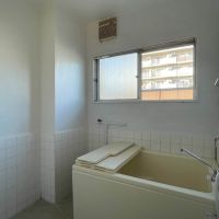 世田谷区桜丘の賃貸物件/浴室。窓の外は共用廊下