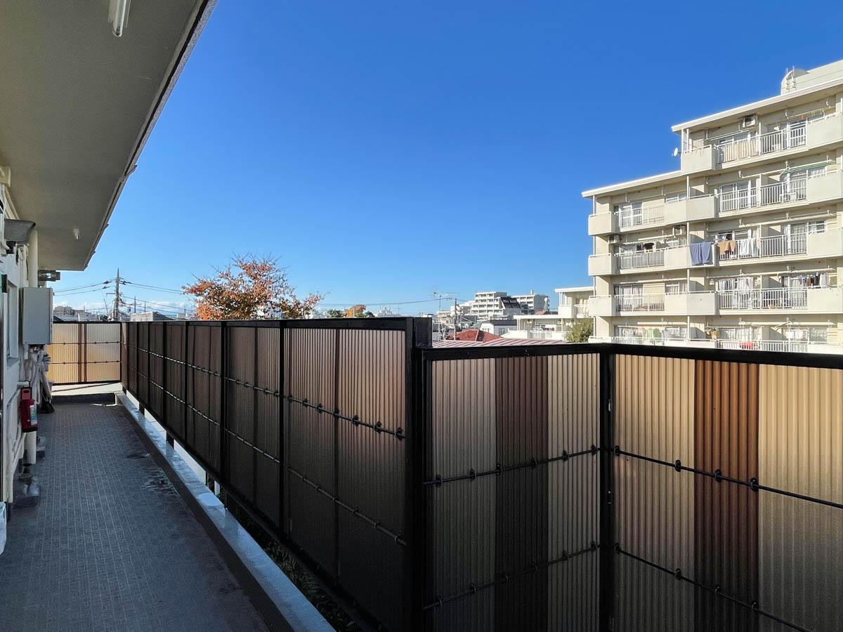 世田谷区桜丘の賃貸物件/共用廊下。抜けた景色が気持ちがいい