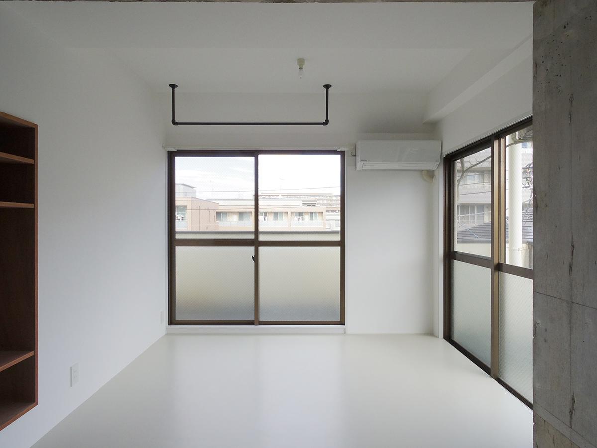 横浜市港北区菊名の賃貸物件/ハンガーパイプには洋服以外にも、植物など好きなものを飾っていただけたら