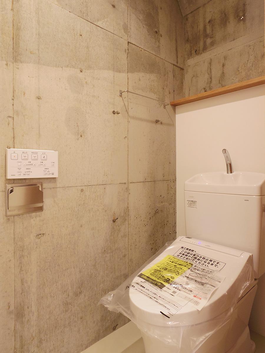 横浜市港北区菊名の賃貸物件/躯体現しで仕上げたトイレスペース