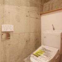 横浜市港北区菊名の賃貸物件/躯体現しで仕上げたトイレスペース