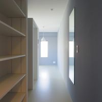 横浜市港北区菊名の賃貸物件/暗くなりがちな玄関もこの通り。姿見の横にコンセントも設置済み
