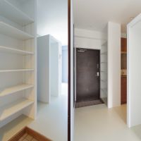 横浜市港北区菊名の賃貸物件/玄関スペースに収納をまとめたつくり。枕棚の上にも荷物を置ける