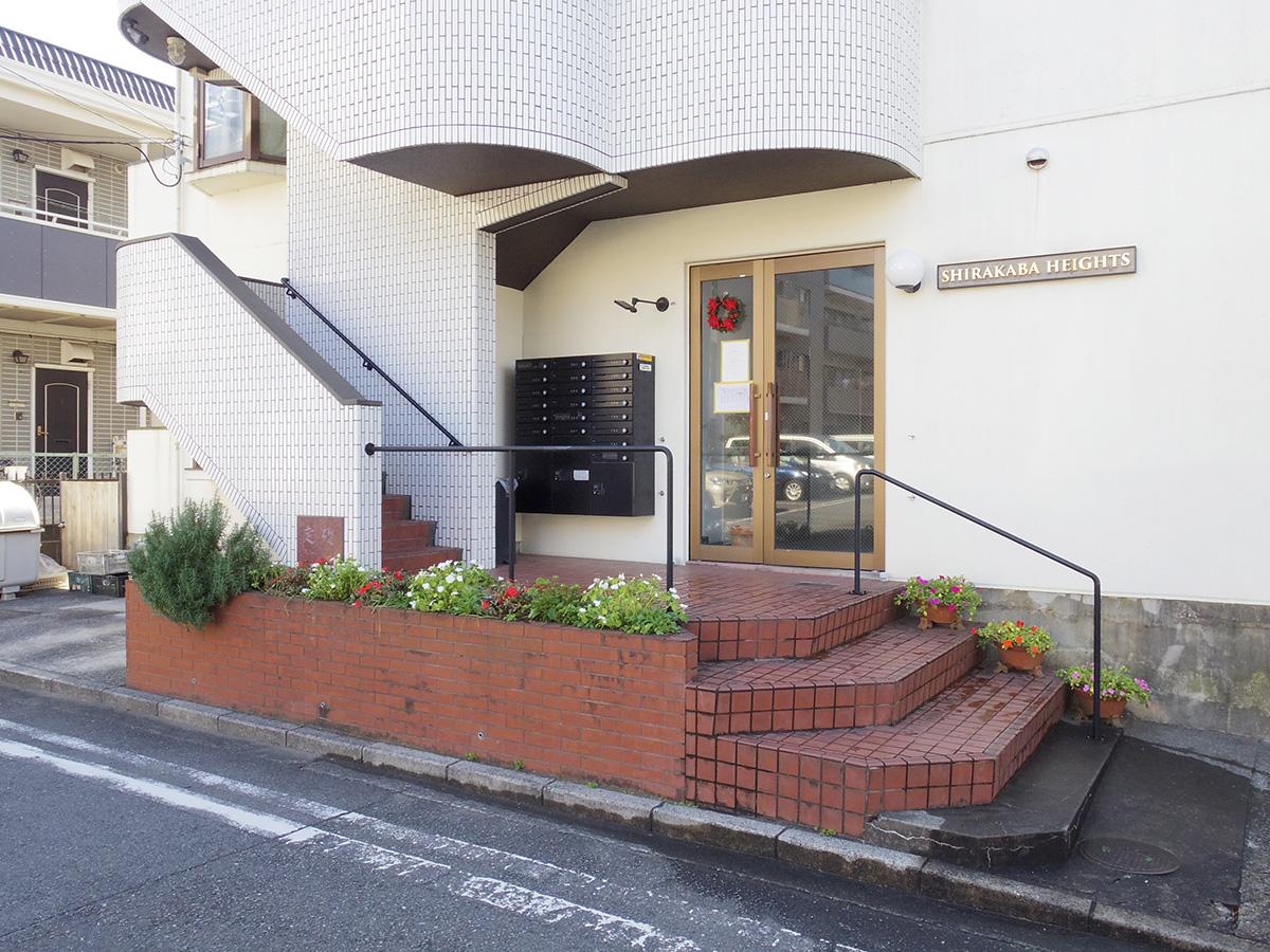 横浜市港北区菊名の賃貸物件/白いタイルが素敵なエントランス