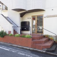 横浜市港北区菊名の賃貸物件/白いタイルが素敵なエントランス