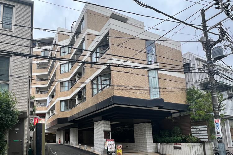 港区赤坂の賃貸物件/建物外観。1階にはフレンチレストランなどが入居している
