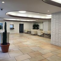 港区赤坂の賃貸物件/エントランスにはソファやローテーブルが設置され、ちょっとした打ち合わせにも使えそう