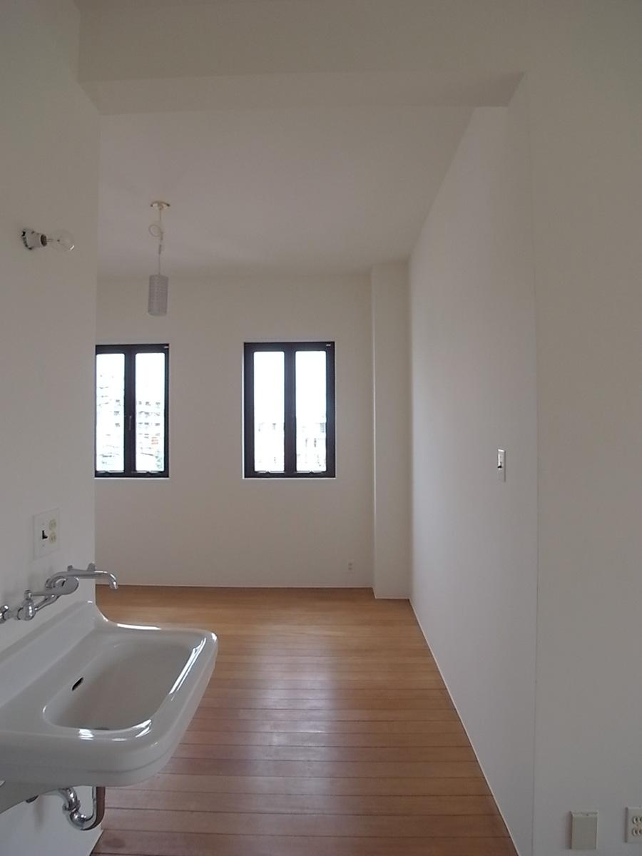 神奈川県川崎市高津区溝口の賃貸物件/洗面器の横から7畳洋室を見て