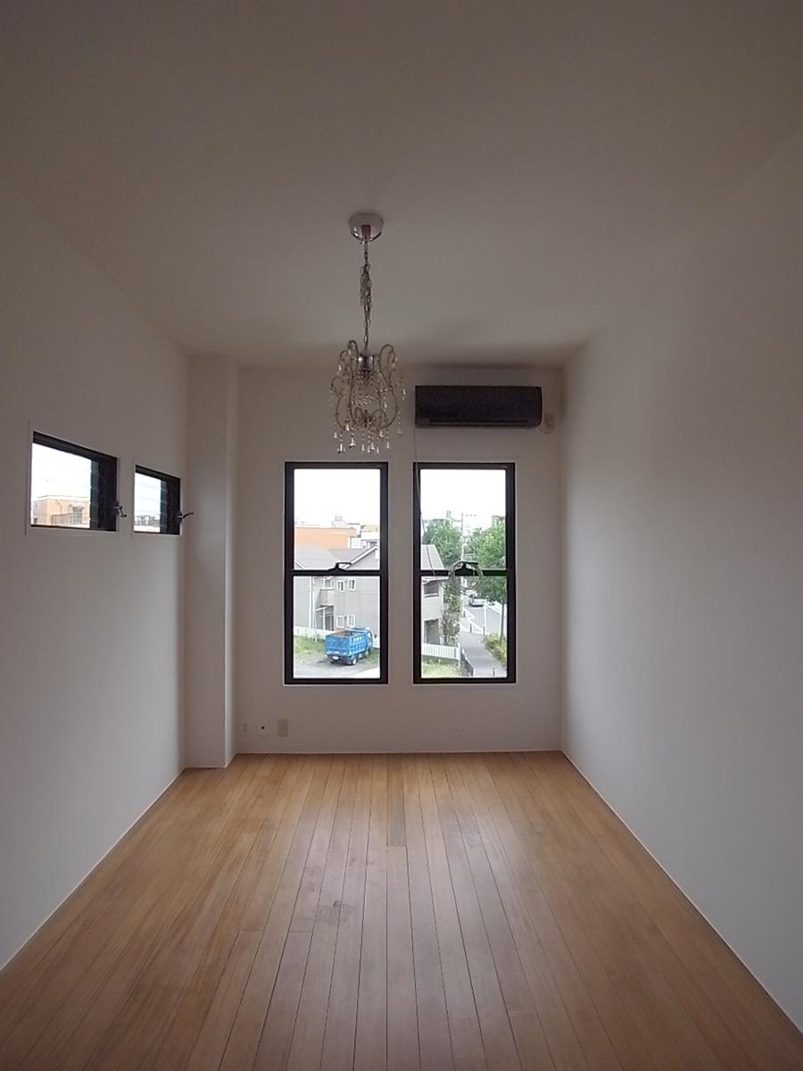 神奈川県川崎市高津区溝口の賃貸物件/大きめの窓と高めの天井もポイント