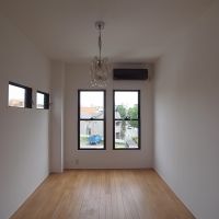 神奈川県川崎市高津区溝口の賃貸物件/大きめの窓と高めの天井もポイント