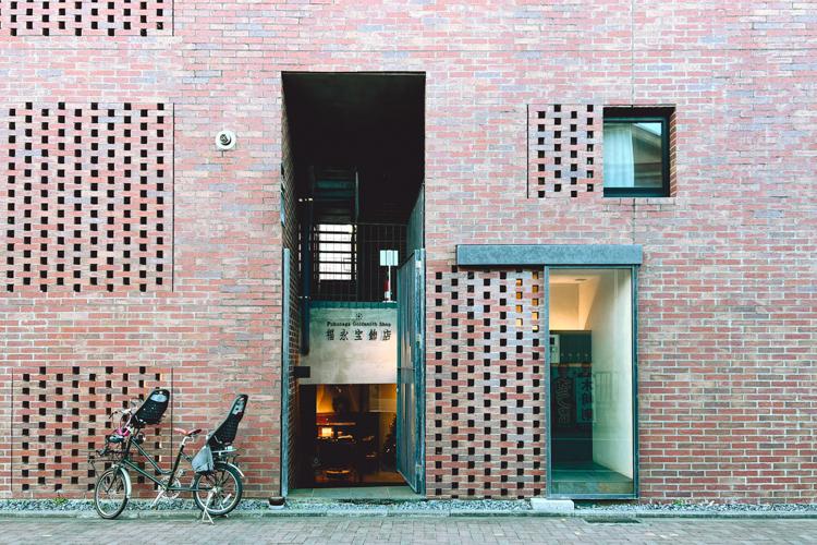 武蔵野市吉祥寺南町の賃貸物件/建物エントランス。地下階にはセレクトショップと宝飾店が入居しています