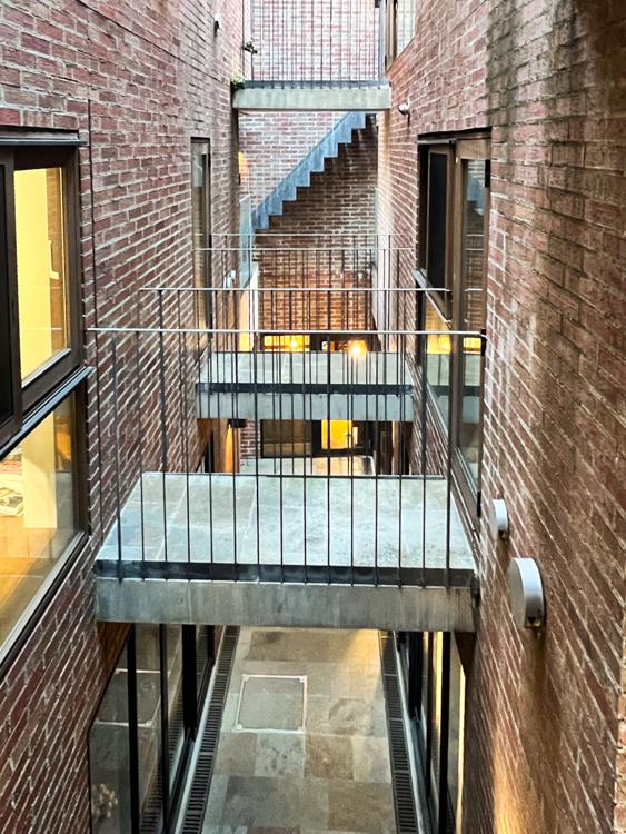 武蔵野市吉祥寺南町の賃貸物件/共用階段から見たベランダ。各部屋から橋のように飛び出している