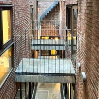 武蔵野市吉祥寺南町の賃貸物件/共用階段から見たベランダ。各部屋から橋のように飛び出している