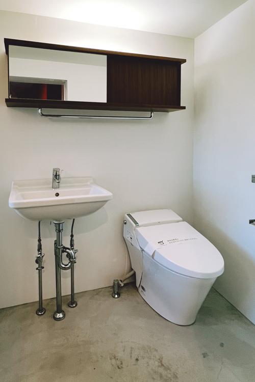 武蔵野市吉祥寺南町の賃貸物件/脱衣洗面所とトイレは一緒になっています。モルタル床でミニマルな空間。トイレはウォシュレット付きです