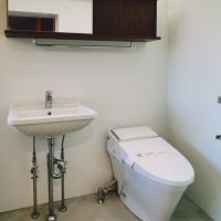 武蔵野市吉祥寺南町の賃貸物件/脱衣洗面所とトイレは一緒になっています。モルタル床でミニマルな空間。トイレはウォシュレット付きです