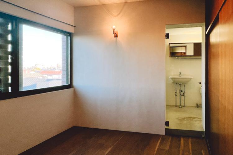 武蔵野市吉祥寺南町の賃貸物件/寝室とその奥にある洗面所