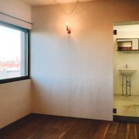 武蔵野市吉祥寺南町の賃貸物件/寝室とその奥にある洗面所