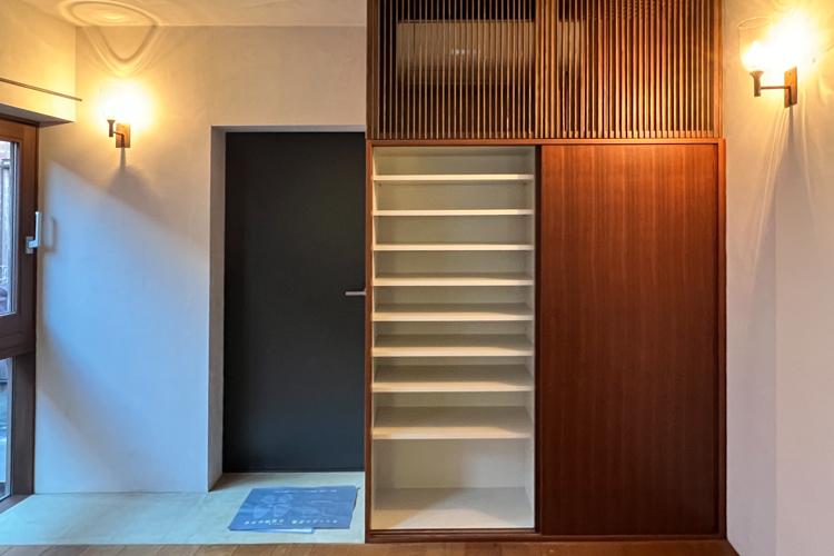 武蔵野市吉祥寺南町の賃貸物件/キッチンから玄関を眺めたところ。靴棚上の格子奥にはエアコンが設置されています