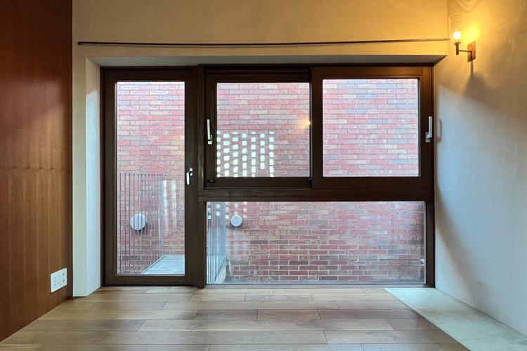 武蔵野市吉祥寺南町の賃貸物件/リビングの大きな窓。建物吹き抜け部分を向いています